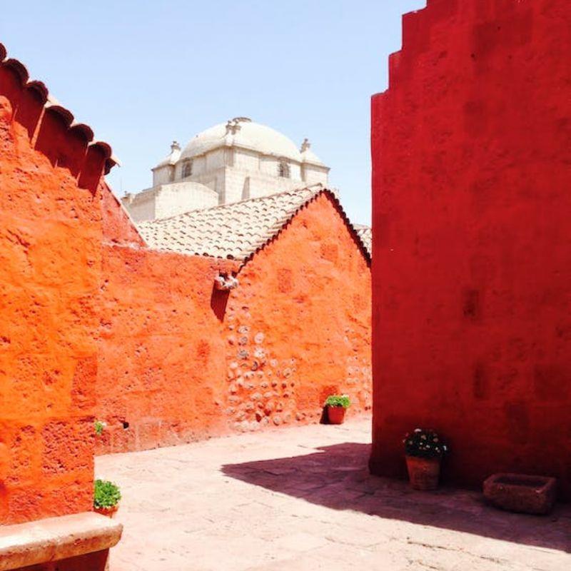 Mengecat Atap Rumah dengan Warna Putih