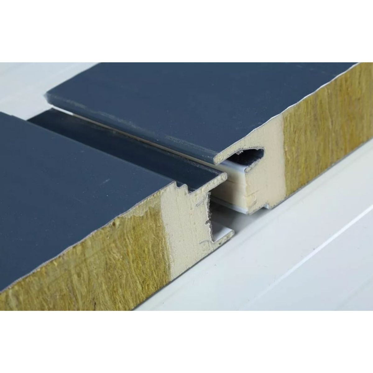 Sandwich Panel untuk Laboratorium, Investasi Cerdas demi Keamanan dan Efisiensi